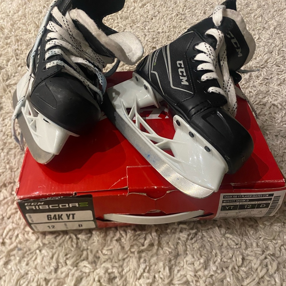 CCM Ribcor 64K Youth Skates - Black, size 12Y (size 13 kids shoes)